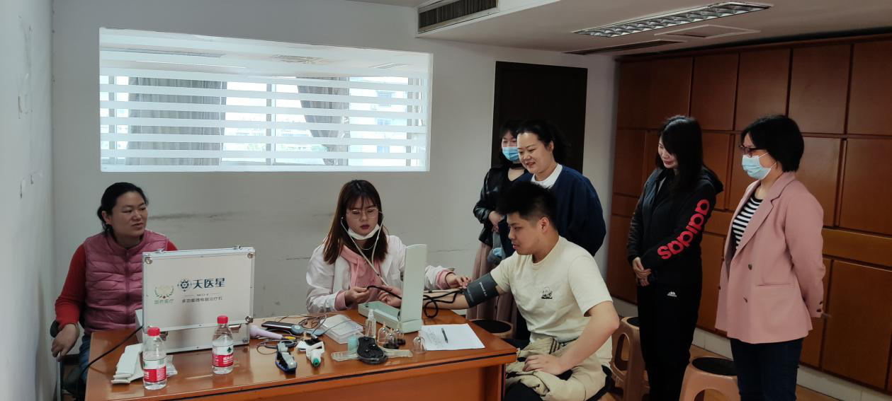 湖南糧油集團(tuán)工會(huì)邀請(qǐng)中國(guó)中醫(yī)研究院促進(jìn)會(huì)青年志愿者開展職工免費(fèi)健康診察服務(wù)